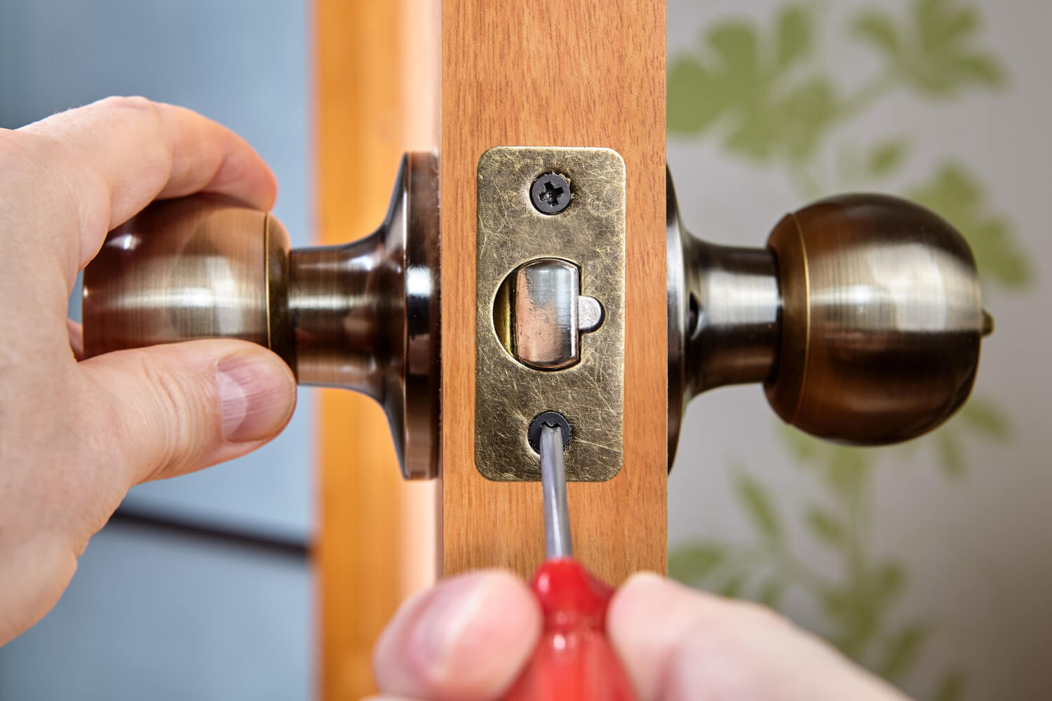 installing door handle with lock locksmith